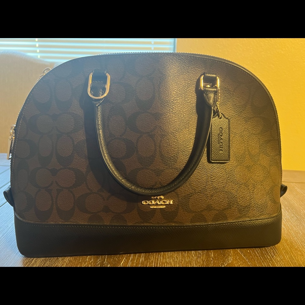 Coach Dome Handbag almost perfect condition. Used once or twice.